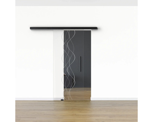 Schiebetür aus Glas mit linearem Dekor vor einer Wand