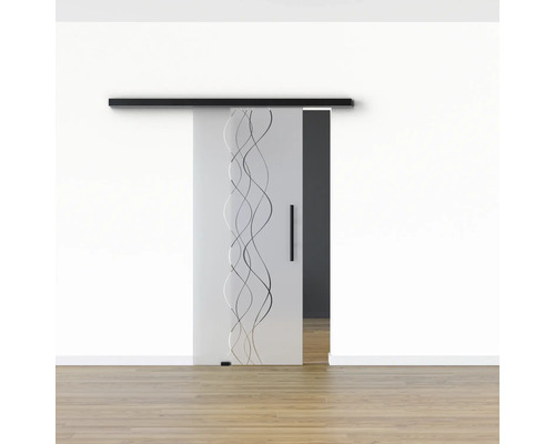 Schiebetür aus Glas mit wellenförmigem Muster vor einer weißen Wand