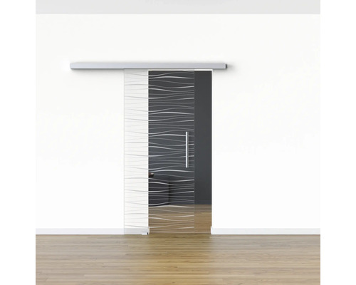 Porte coulissante en verre avec motif à rayures dans une pièce lumineuse.