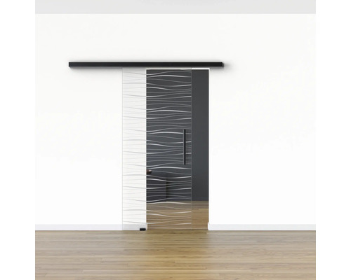 Schiebetür aus Glas mit horizontalem Wellenmuster in einem Raum