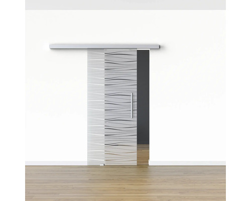 Porte coulissante en verre avec motif ondulé horizontal dans une pièce lumineuse.