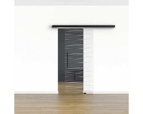 Porte coulissante en verre avec un design linéaire devant un mur blanc