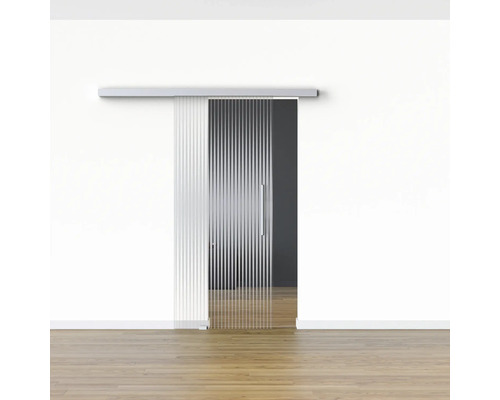 Porte coulissante en verre avec poignée dans une pièce.