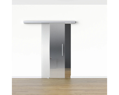 Schiebetür aus Glas mit vertikalen Linien in einem hellen Raum