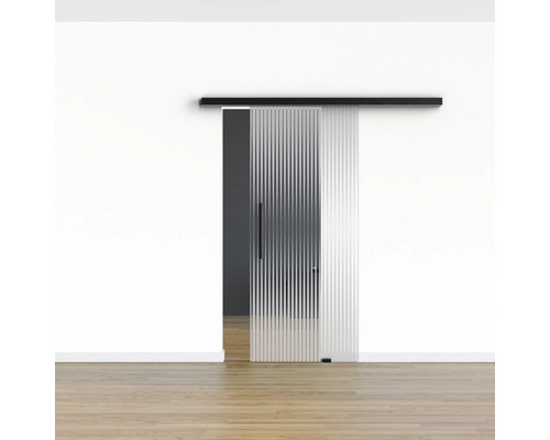 Schiebetür aus Glas mit linearem Design vor weißer Wand