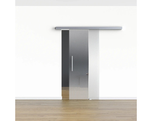 Schiebetür mit geriffeltem Glas und Griff im minimalistischen Raum.