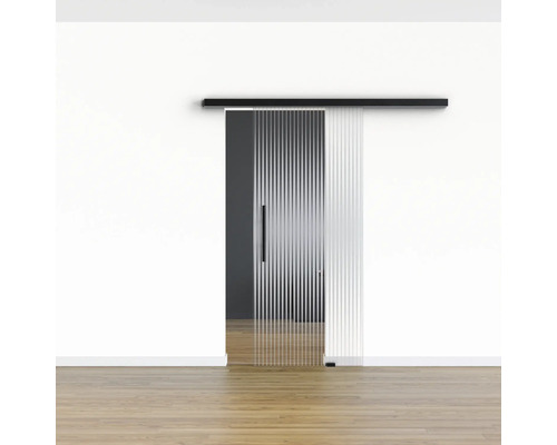 Schiebetür aus Glas mit Griff vor weisser Wand