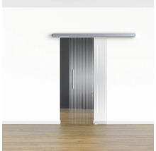 Raumansicht mit Glasschiebetür und Metallschiene an einer weißen Wand