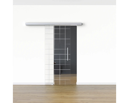 Porte coulissante en verre avec poignée devant un mur blanc et un plancher en bois