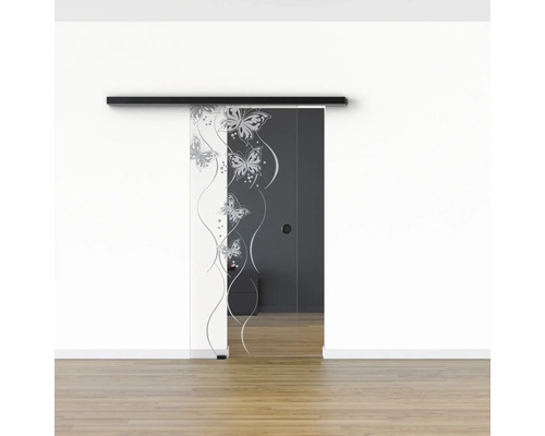 Schiebetür aus Glas mit Schmetterlingsmuster vor einer Wand