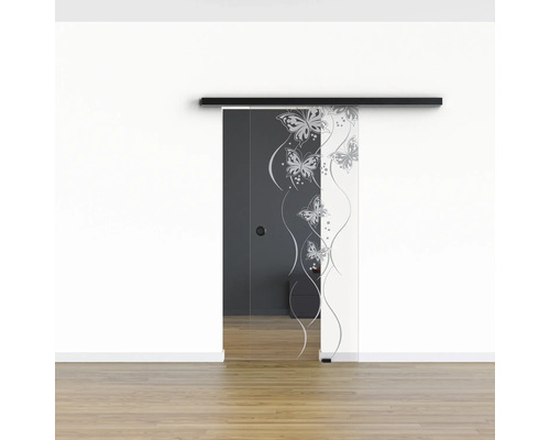 Glasschiebetür mit Schmetterlingsmuster vor einer Wand