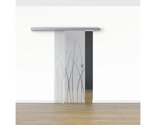 Glasschiebetür mit linearem Design vor einer weißen Wand