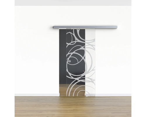 Glasschiebetür mit Muster vor einer Wand