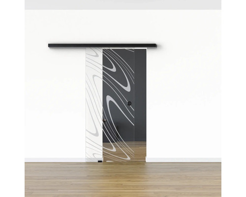 Glasschiebetür mit Muster und schwarzer Laufschiene vor einer weißen Wand