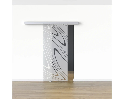 Porte coulissante en verre avec motif devant un mur blanc