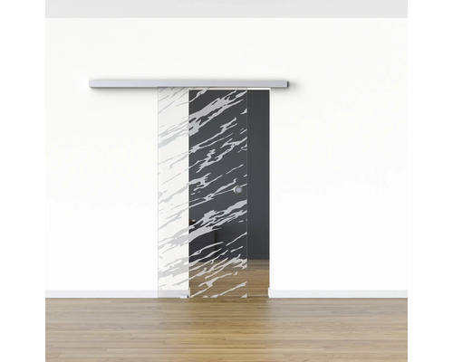 Porte coulissante en verre à motifs devant un mur blanc