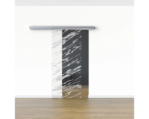 Schiebetür aus Glas mit Muster im Innenraum.