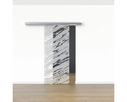 Glasschiebetür mit abstraktem Muster und silberfarbener Laufschiene vor einer weißen Wand