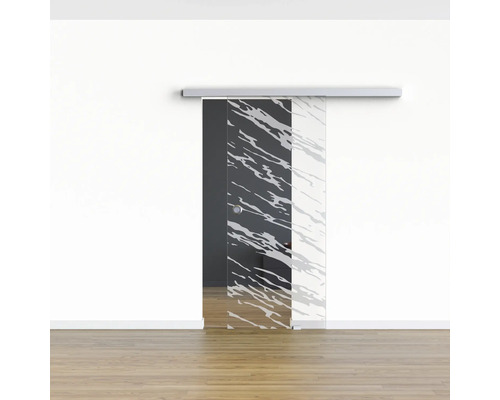 Glasschiebetür mit Muster vor einer weißen Wand und einem Holzboden