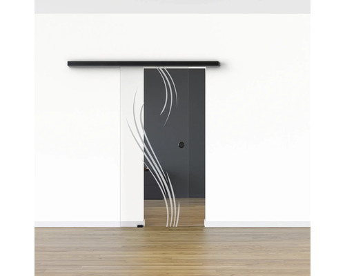 Glasschiebetür mit grafischem Muster vor weisser Wand