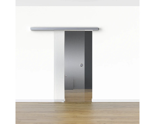 Transparente Glasschiebetür vor einer weißen Wand