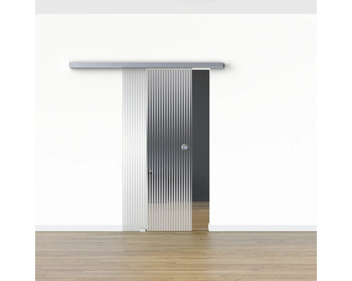 Glasschiebetür mit Rillenstruktur in einem Raum