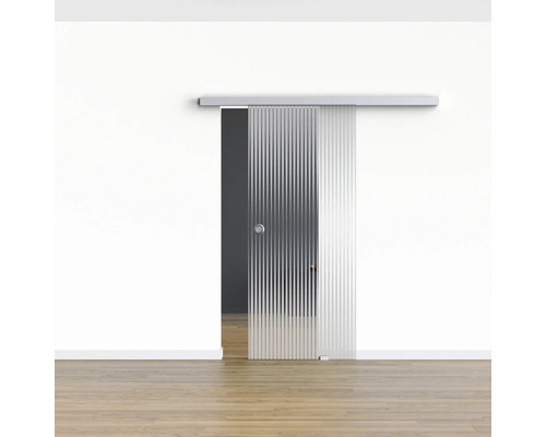 Schiebetür aus Glas mit Rillenstruktur und silberfarbener Laufschiene vor einer weißen Wand