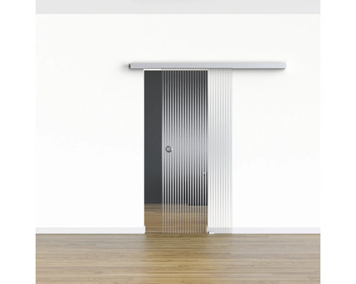 Glasschiebetür mit vertikalen Streifen in einem hellen Raum.