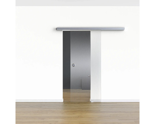 Schiebetür aus Glas mit Metallaufhängung vor einer weißen Wand