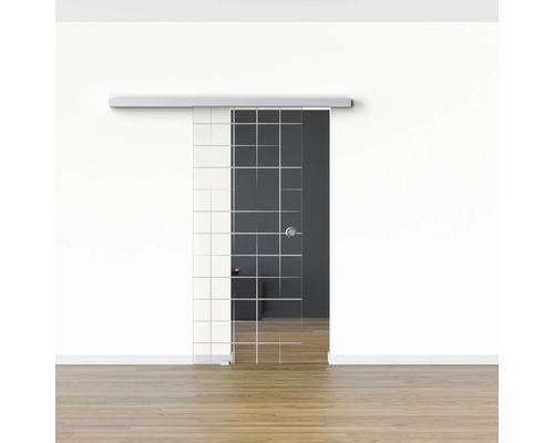 Porte coulissante en verre avec motif carré devant un mur