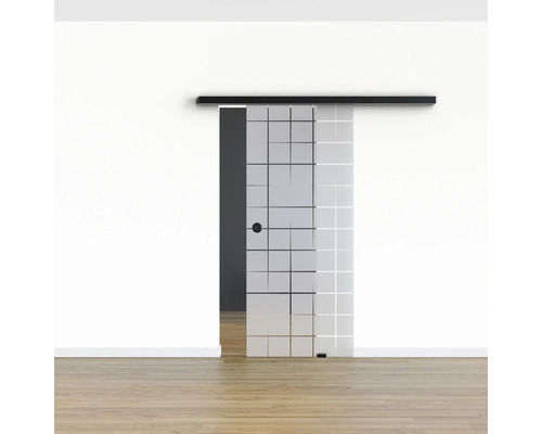 Schiebetür aus Glas mit geometrischem Muster vor einer weißen Wand