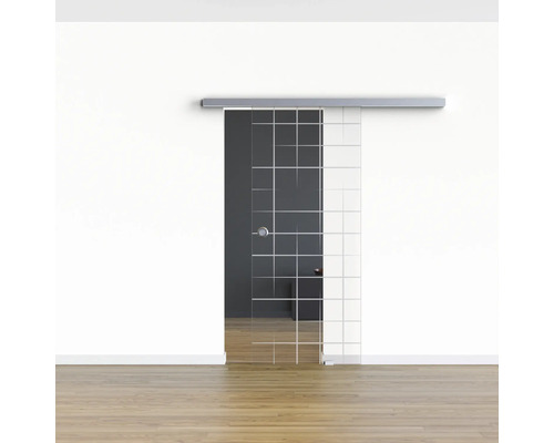 Raumansicht mit Glasschiebetür vor einer Wand