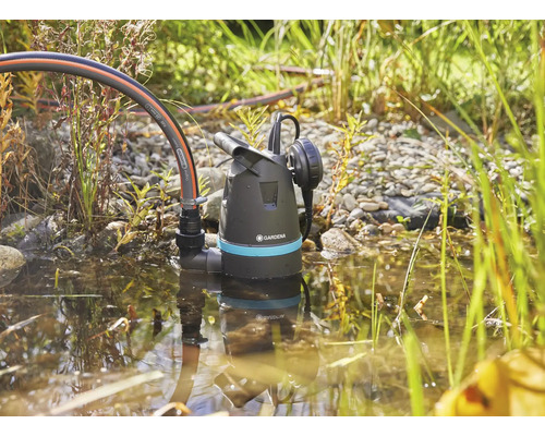 Gardena Schmutzwasser-Tauchpumpe im Teich mit Schlauch