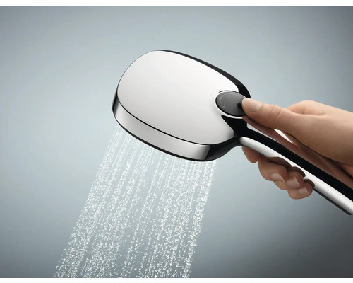 Handbrause im Gebrauch mit fließendem Wasser.