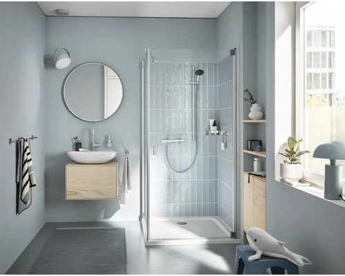 Salle de bains avec douche, lavabo, miroir et décoration