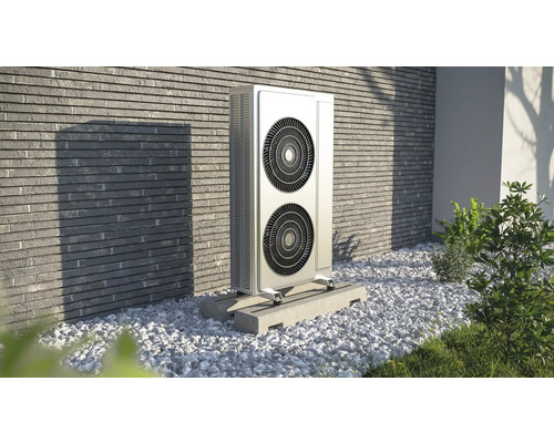 Luftwärmepumpe vor einer Hauswand auf Kiesbett