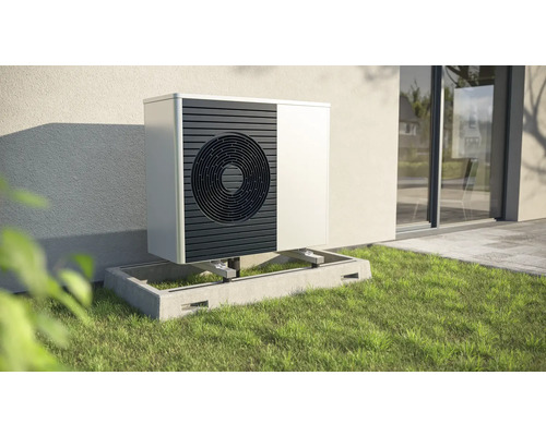 Außenwärmepumpe auf Betonfundament im Garten