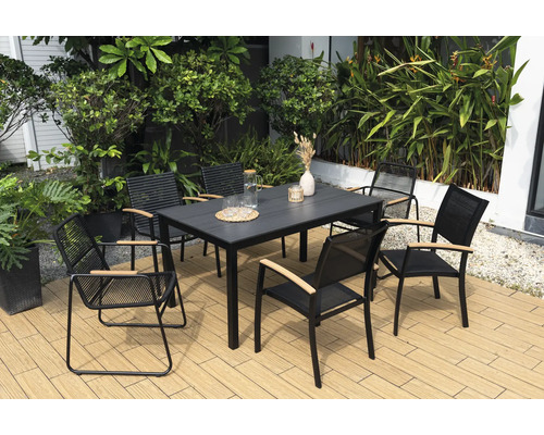 Gartenszene mit Esstisch und acht Stühlen auf einer Terrasse