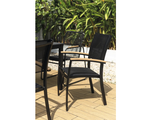 Schwarzer Gartensessel mit Armlehnen aus Holz auf einer Terrasse
