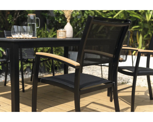 Gartentisch mit Stühlen aus Metall und Armlehnen aus Holz