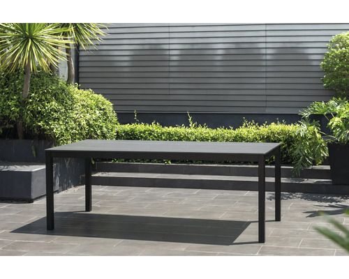 Table de jardin à l''extérieur avec des plantes