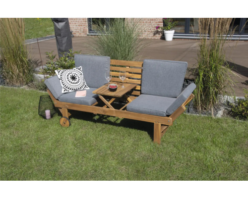 Banc de jardin en bois avec coussins gris et table intégrée sur une pelouse