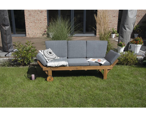 Ensemble de jardin en bois avec coussins gris, oreiller et roues dans le jardin