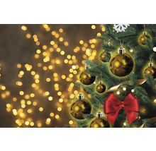 Geschmückter Weihnachtsbaum mit Christbaumkugeln und Schleife