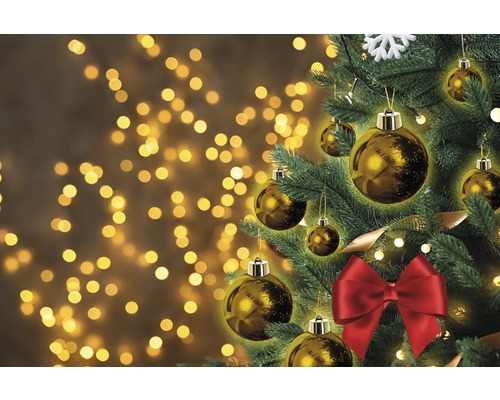 Geschmückter Weihnachtsbaum mit Christbaumkugeln und Schleife
