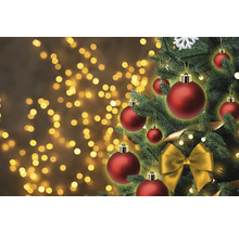 Arbre de Noël décoré avec des boules de Noël, un ruban et des lumières