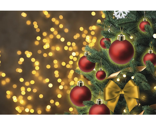 Arbre de Noël décoré avec des boules de Noël, un ruban et des lumières