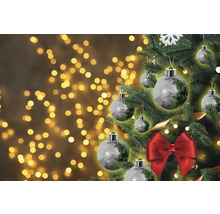 Dekorierter Weihnachtsbaum mit Kugeln und Schleife