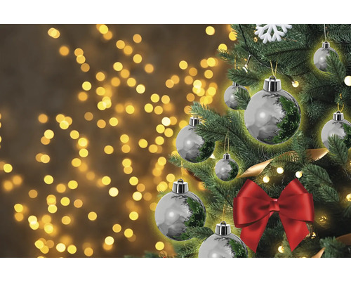 Dekorierter Weihnachtsbaum mit Kugeln und Schleife