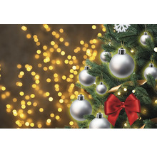 Dekoréierte Chrëschtbeemche mat Kugelen a Schleif